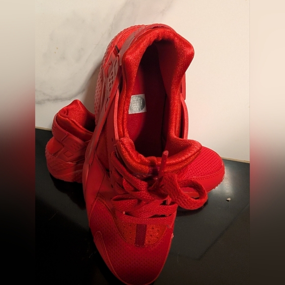 Nike Big Kids' Huarache Run Triple Red Sneakers Size 5.5Y MSRP $110 - Picture 8 of 12